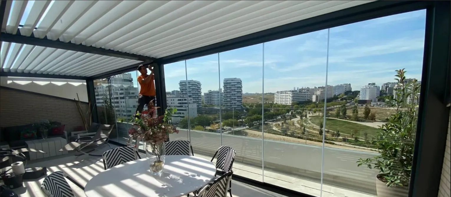 STOBAG BAVONA louvered roof enclosed with sliding glass walls