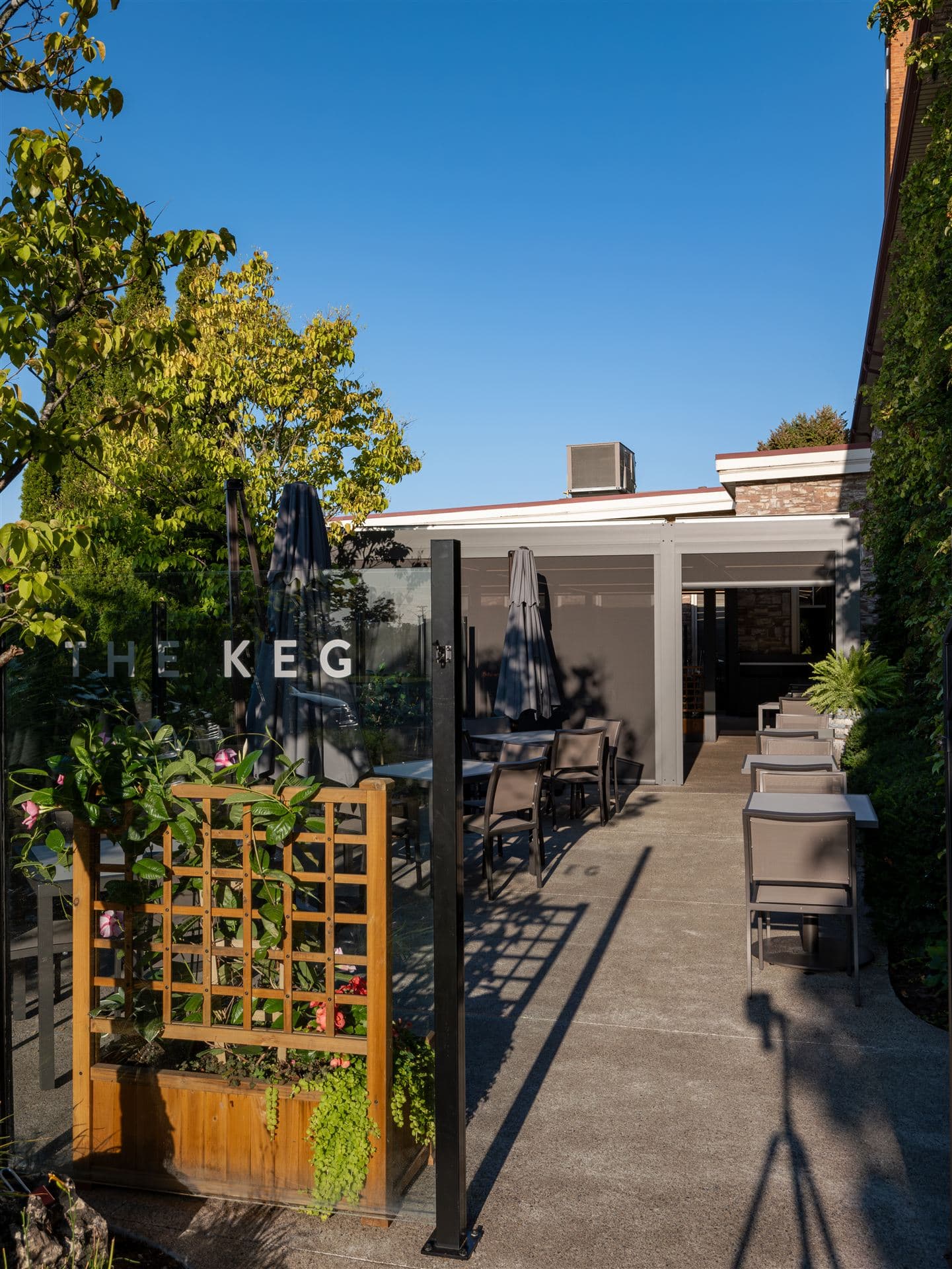 LOUSOL commercial louvered patio at The Keg restaurant